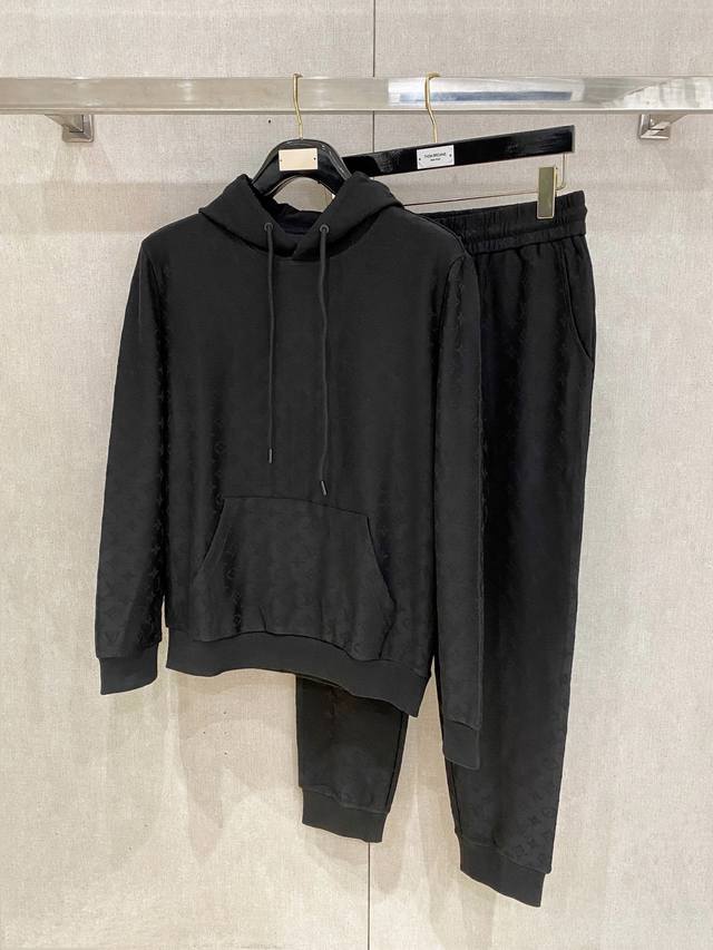 L家 套装25Ss新款秋冬时尚休闲男士套装，极致效率与无忧搭配“一分钟出门的完美造型”，上下装由品牌或设计师预先完美匹配好颜色、面料和款式，省去了每日烦恼如何搭