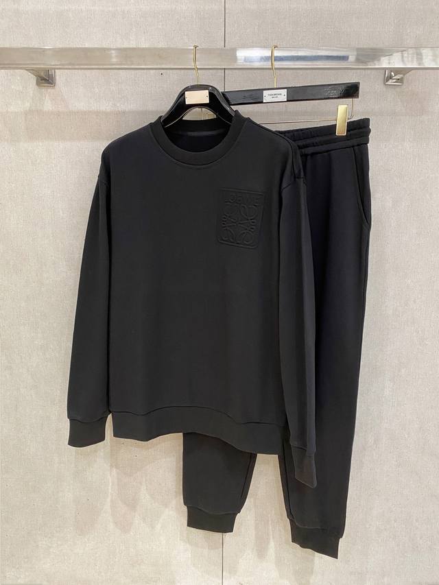 罗意威 套装25Ss新款秋冬时尚休闲男士套装，极致效率与无忧搭配“一分钟出门的完美造型”，上下装由品牌或设计师预先完美匹配好颜色、面料和款式，省去了每日烦恼如何