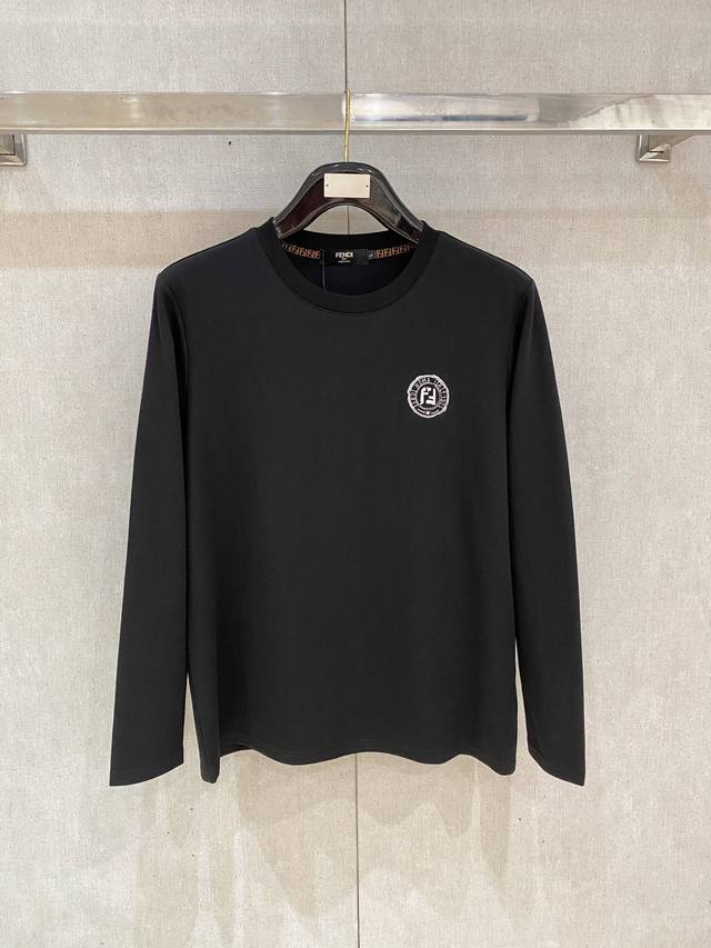 芬迪 2025秋冬专柜新款 时尚休闲打底衫长袖T恤，精选进口高密度双面拉架棉面料，精致原版Logo打造，舒适性与透气性兼优，柔软抗皱弹性和垂性极佳，无论是单穿或