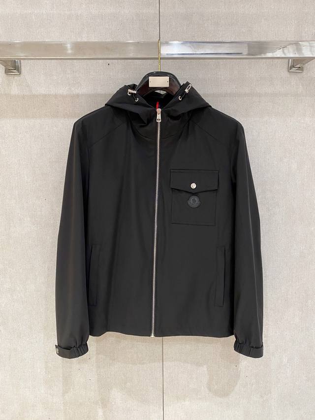 蒙口 25Ss秋冬新款时尚休闲夹克商务男士外套，蒙口夹克，是阿尔卑斯山巅的凛冽空气与巴黎街头的时尚气息的完美融合，将专业户外装备的卓越性能与高级时装的精致轮廓合