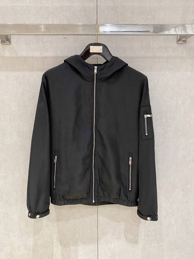 普拉达prada 25Ss秋冬新款时尚休闲夹克商务男士外套，蒙口夹克，是阿尔卑斯山巅的凛冽空气与巴黎街头的时尚气息的完美融合，将专业户外装备的卓越性能与高级时装