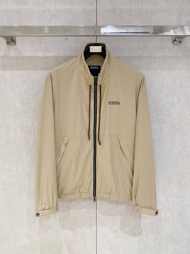 杰尼亚 25Ss秋冬新款时尚休闲夹克商务男士外套，蒙口夹克，是阿尔卑斯山巅的凛冽空气与巴黎街头的时尚气息的完美融合，将专业户外装备的卓越性能与高级时装的精致轮廓