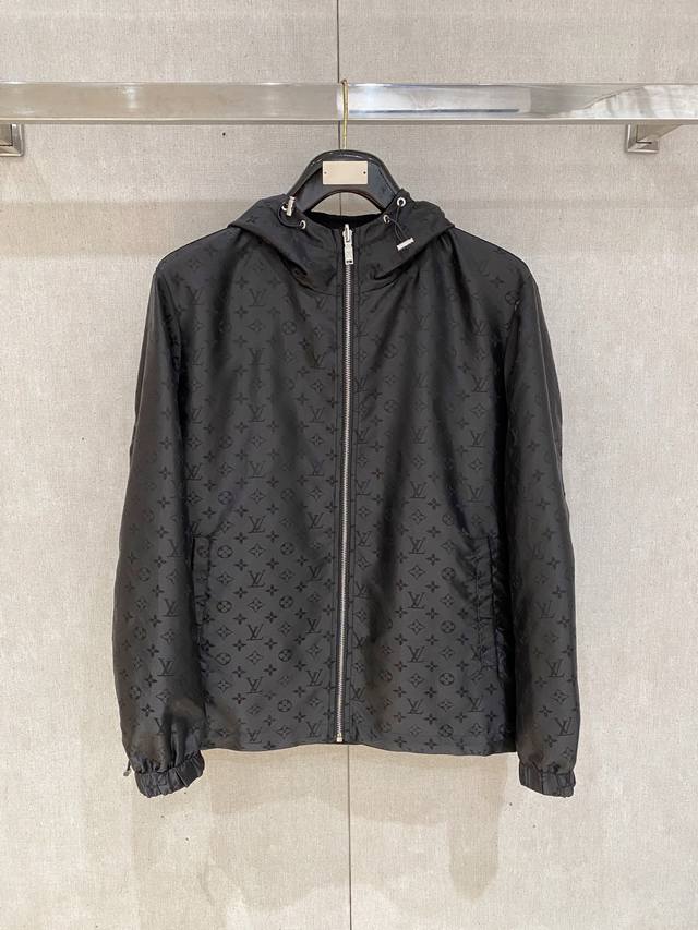 L家 25Ss秋冬新款时尚休闲夹克商务男士外套，蒙口夹克，是阿尔卑斯山巅的凛冽空气与巴黎街头的时尚气息的完美融合，将专业户外装备的卓越性能与高级时装的精致轮廓合