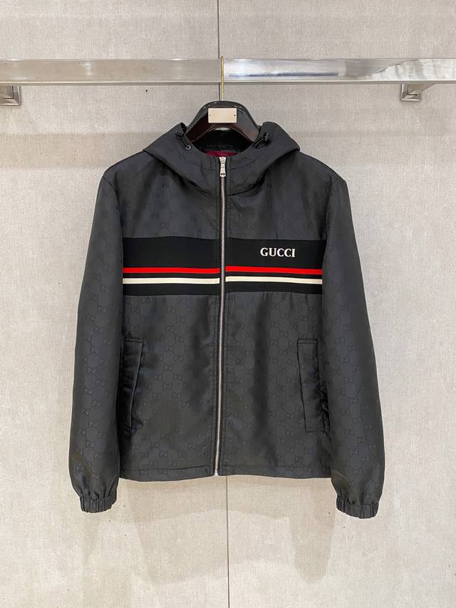 古奇Gucci 25Ss秋冬新款时尚休闲夹克商务男士外套，蒙口夹克，是阿尔卑斯山巅的凛冽空气与巴黎街头的时尚气息的完美融合，将专业户外装备的卓越性能与高级时装的