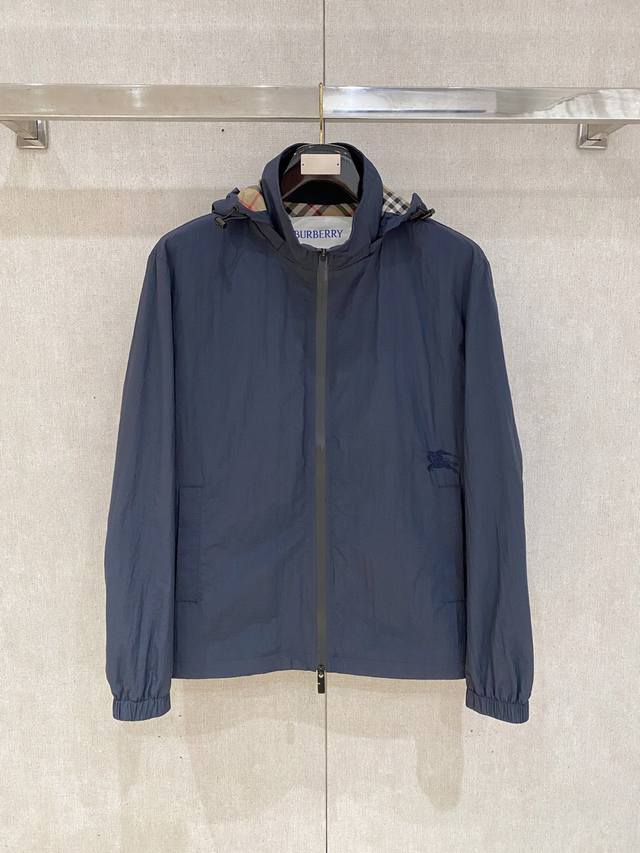 巴宝莉Bur 25Ss秋冬新款时尚百搭男士外套休闲夹克，帽檐可拆作立领款，两穿百搭休闲，微皱面料的夹克外套近年来非常流行，它并非指面料本身质量不好起皱，而是*刻