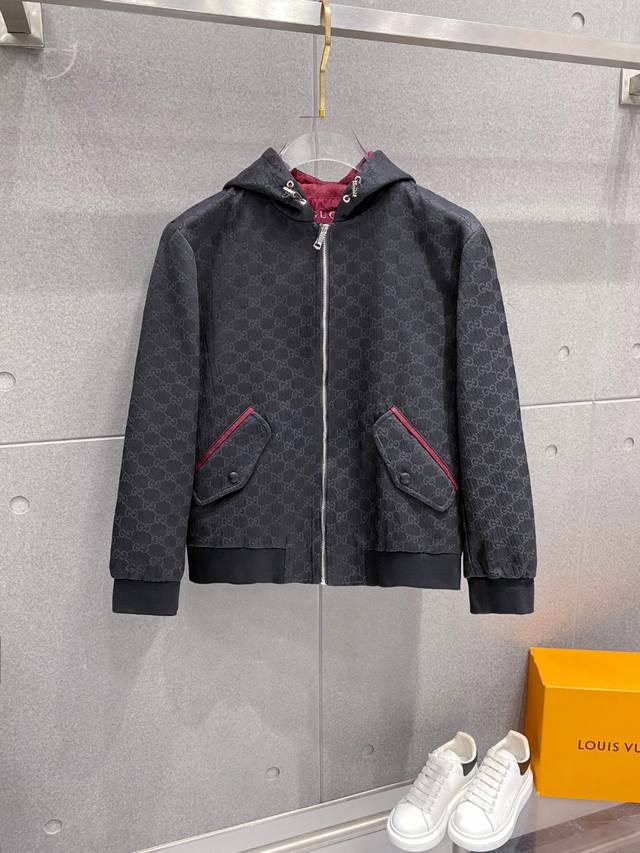 古奇Gucci早秋新款爆款专柜新款休闲时尚夹克 超前卫设计风格 细腻舒适 穿着非常轻便不易起皱。多重重工艺 整体的设计颇具视觉感，上身休闲有型，有一定的挺括度，