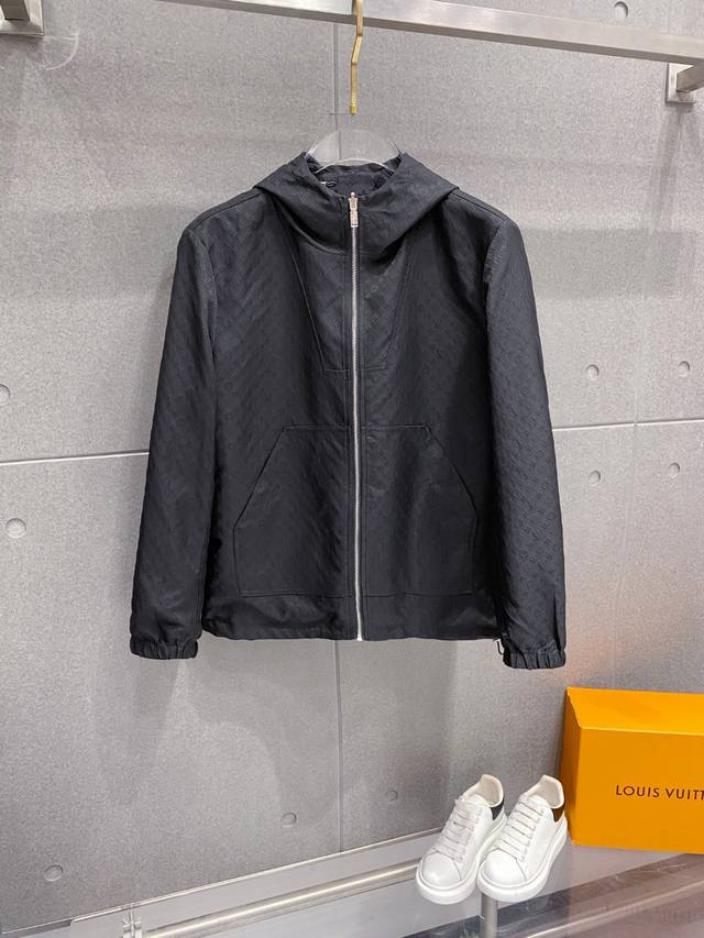 L家早秋新款爆款专柜新款休闲时尚夹克 超前卫设计风格 细腻舒适 穿着非常轻便不易起皱。多重重工艺 整体的设计颇具视觉感，上身休闲有型，有一定的挺括度，绝对走在时