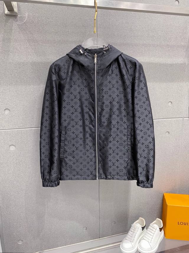 L家早秋新款爆款专柜新款休闲时尚夹克 超前卫设计风格 细腻舒适 穿着非常轻便不易起皱。多重重工艺 整体的设计颇具视觉感，上身休闲有型，有一定的挺括度，绝对走在时