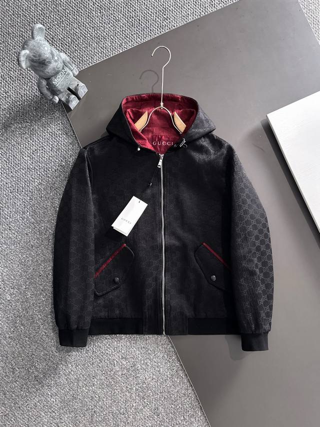 古驰Gucci 秋冬新款时尚休闲夹克男士外套，此款外套它超越了传统平面印花的局限，以一种近乎雕塑般的工艺，古驰的立体提花，是一场织物上的文艺复兴，将品牌标志性的
