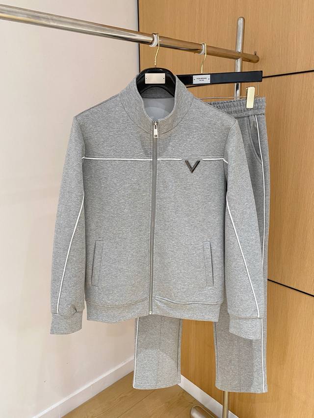 Lv 套装25Ss新款秋冬时尚休闲男士套装，极致效率与无忧搭配“一分钟出门的完美造型”，上下装由品牌或设计师预先完美匹配好颜色、面料和款式，省去了每日烦恼如何搭