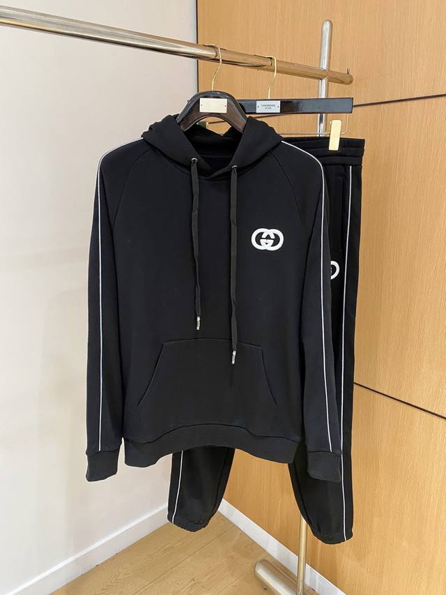 古奇Gucci 套装25Ss新款秋冬时尚休闲男士套装，极致效率与无忧搭配“一分钟出门的完美造型”，上下装由品牌或设计师预先完美匹配好颜色、面料和款式，省去了每日