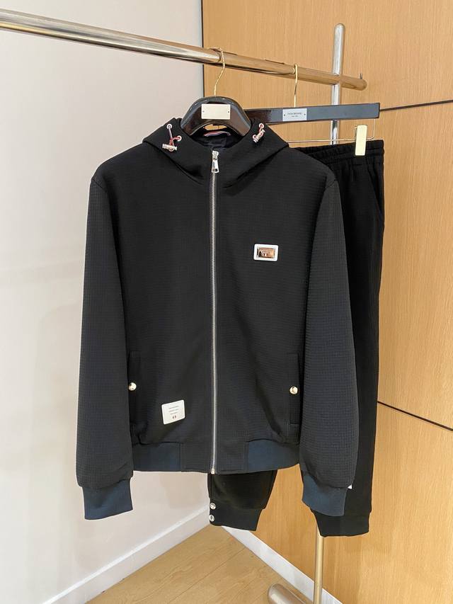 Tb套装25Ss新款秋冬时尚休闲男士套装，极致效率与无忧搭配“一分钟出门的完美造型”，上下装由品牌或设计师预先完美匹配好颜色、面料和款式，省去了每日烦恼如何搭配