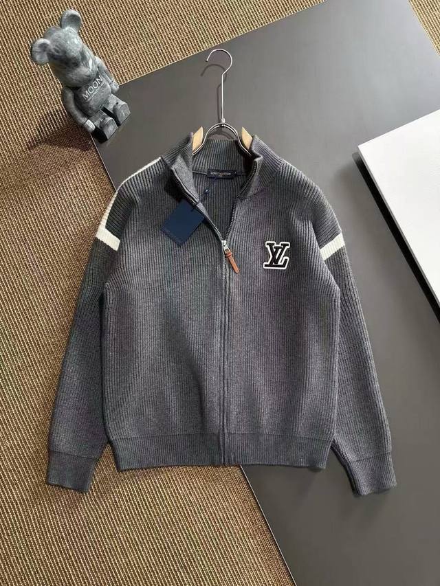 Lv驴家 支持年后退换 秋冬专柜同步发售必备时尚高品质圆领针织开衫毛衣！最为出色百搭的实穿利器！高端订制羊毛混纺材质，最具时尚元素设计点缀 柔顺保暖不扎身！随意