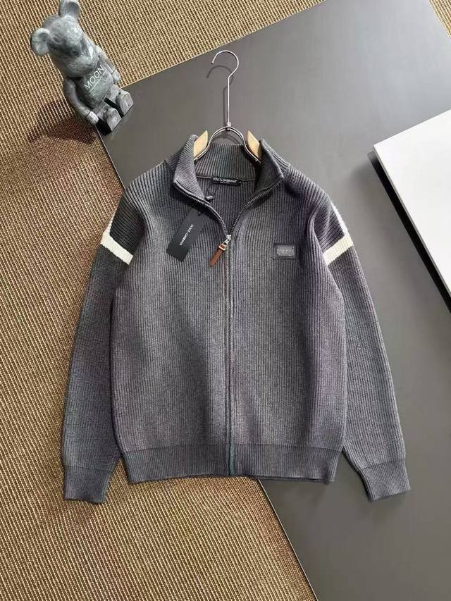 Dg杜嘉班纳 支持年后退换 秋冬专柜同步发售必备时尚高品质圆领针织开衫毛衣！最为出色百搭的实穿利器！高端订制羊毛混纺材质，最具时尚元素设计点缀 柔顺保暖不扎身！