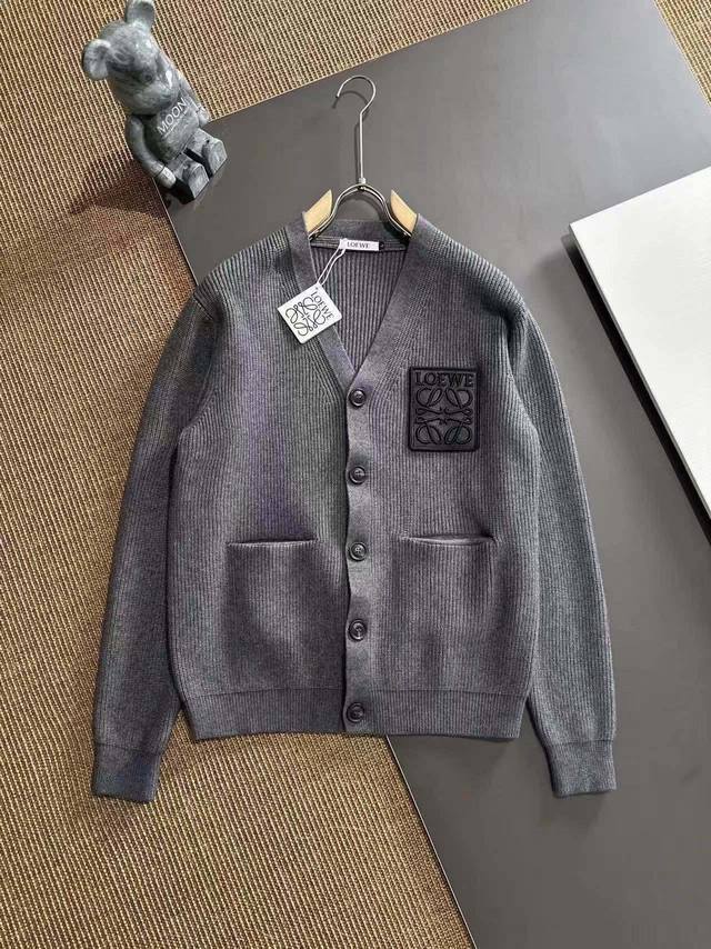 Loewe罗意威 支持年后退换 秋冬专柜同步发售必备时尚高品质圆领针织开衫毛衣！最为出色百搭的实穿利器！高端订制羊毛混纺材质，最具时尚元素设计点缀 柔顺保暖不扎