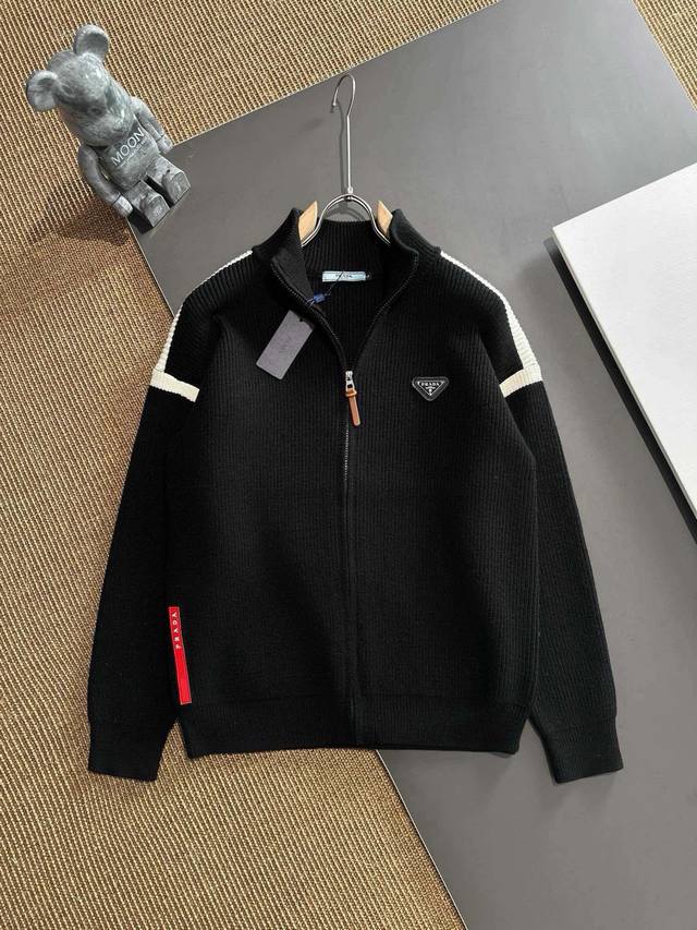 prad普拉达 支持年后退换 秋冬专柜同步发售必备时尚高品质针织开衫毛衣！最为出色百搭的实穿利器！高端订制羊毛混纺材质，最具时尚元素设计点缀 柔顺保暖不扎身！随