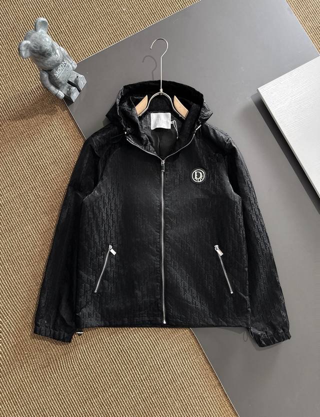 迪奥 2025开春新款爆款专柜新款休闲时尚夹克 超前卫设计风格 细腻舒适 穿着非常轻便不易起皱。多重重工艺 整体的设计颇具视觉感，上身休闲有型，有一定的挺括度，