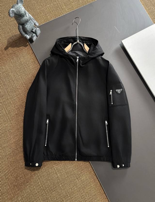 prada 2025秋冬新款爆款专柜新款休闲时尚夹克 超前卫设计风格 细腻舒适 穿着非常轻便不易起皱。多重重工艺 整体的设计颇具视觉感，上身休闲有型，有一定的挺