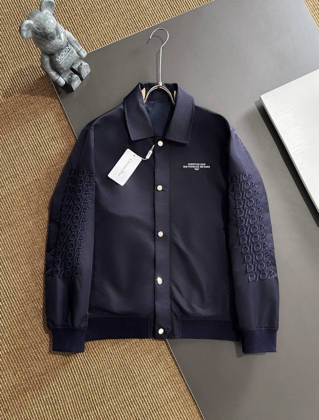 Dior 2025秋冬新款爆款专柜新款休闲时尚夹克 超前卫设计风格 细腻舒适 穿着非常轻便不易起皱。多重重工艺 整体的设计颇具视觉感，上身休闲有型，有一定的挺括