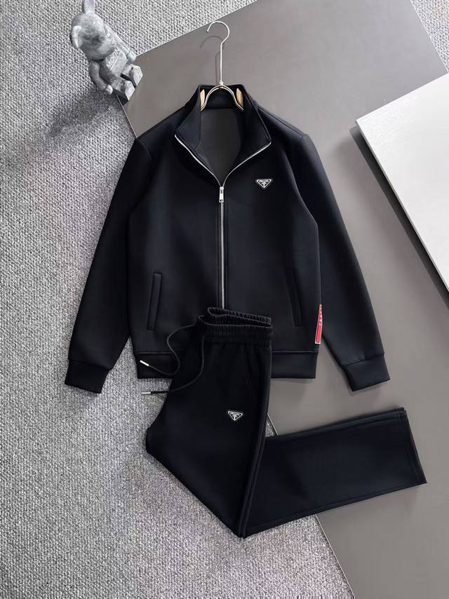 普拉达prada 套装25Ss新款秋冬时尚休闲男士套装，极致效率与无忧搭配“一分钟出门的完美造型”，上下装由品牌或设计师预先完美匹配好颜色、面料和款式，省去了每