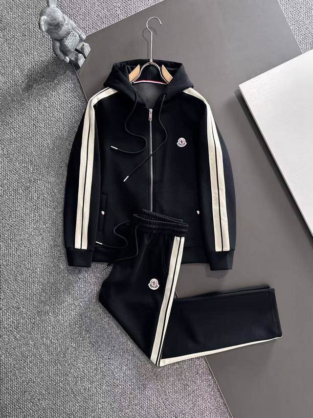 蒙口 套装25Ss新款秋冬时尚休闲男士套装，极致效率与无忧搭配“一分钟出门的完美造型”，上下装由品牌或设计师预先完美匹配好颜色、面料和款式，省去了每日烦恼如何搭