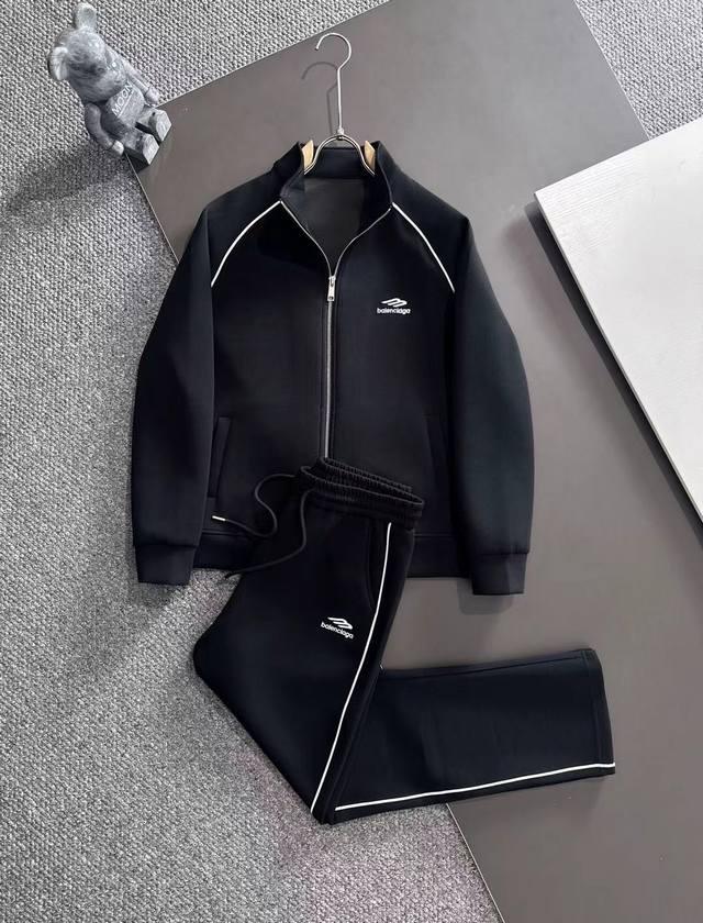 巴黎世家 套装25Ss新款秋冬时尚休闲男士套装，极致效率与无忧搭配“一分钟出门的完美造型”，上下装由品牌或设计师预先完美匹配好颜色、面料和款式，省去了每日烦恼如