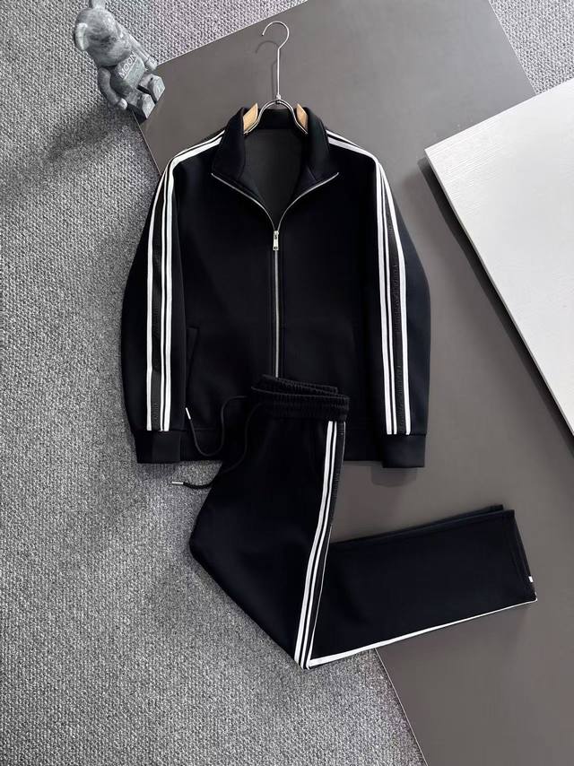 阿玛尼 套装25Ss新款秋冬时尚休闲男士套装，极致效率与无忧搭配“一分钟出门的完美造型”，上下装由品牌或设计师预先完美匹配好颜色、面料和款式，省去了每日烦恼如何