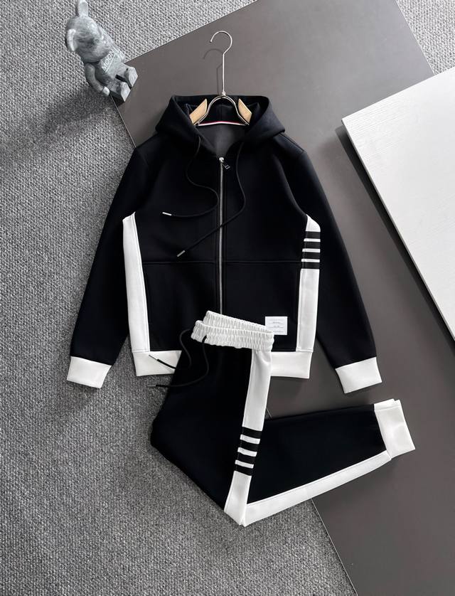 Tb 套装25Ss新款秋冬时尚休闲男士套装，极致效率与无忧搭配“一分钟出门的完美造型”，上下装由品牌或设计师预先完美匹配好颜色、面料和款式，省去了每日烦恼如何搭