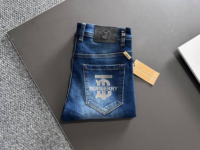 Burberry 巴宝莉 男士丹宁牛仔裤，官宣画册海报穿搭款！ 客供高级进口的丹宁原色面料，特选日本冈山纯正13Oz 盎司牛仔布料，重磅环保植物酵素水洗工艺，肌