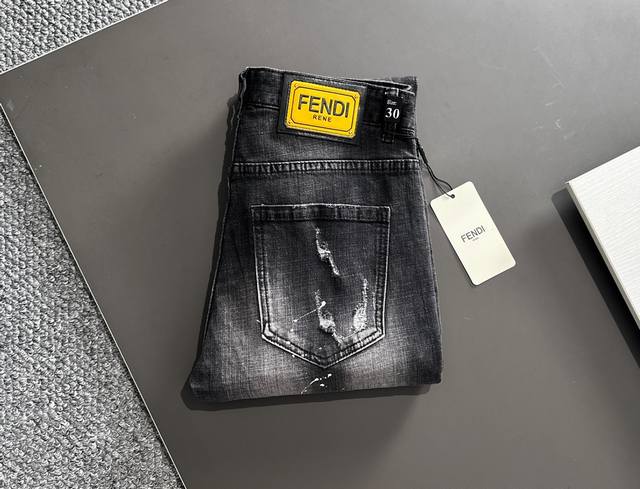 Fendi 芬迪 男士丹宁牛仔裤，官宣画册海报穿搭款！ 客供高级进口的丹宁原色面料，特选日本冈山纯正13Oz 盎司牛仔布料，重磅环保植物酵素水洗工艺，肌理有着淡