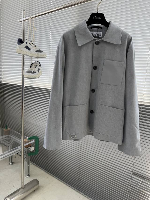 Loew 羊皮口袋西装外套 40支粗斜纹羊毛西装料，该款面料采用双层羊毛西装面料，羊毛含量高达55%，因高羊毛面料偏薄，所以该款面料采用双层复合而成，洗水过胶加