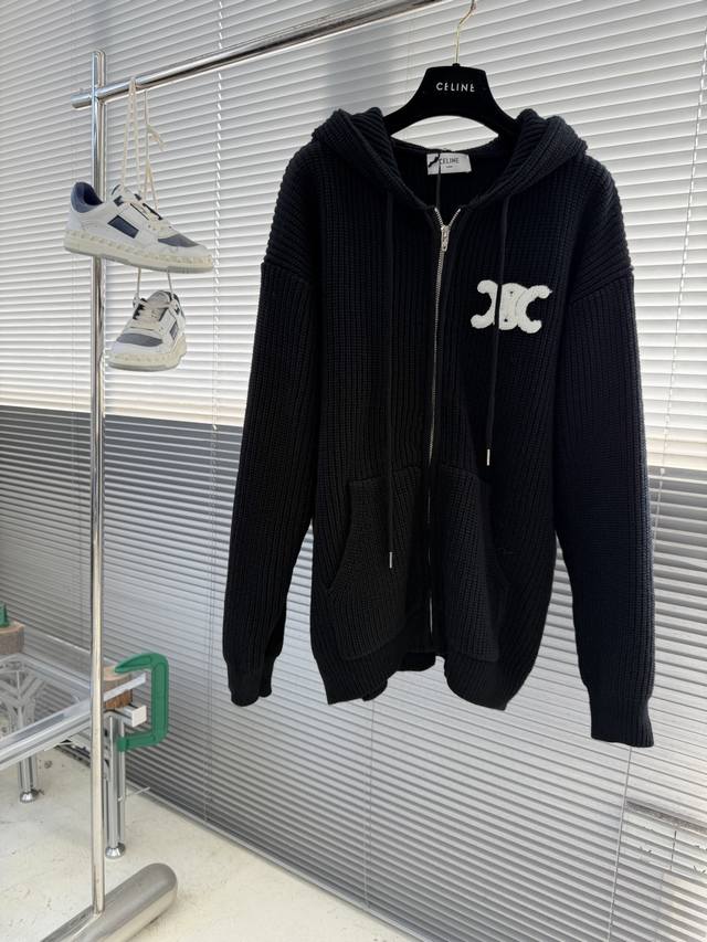 Celin 刺绣标识针织帽衫 采用55美丽奴羊毛纱搭配棉纱织成。该款面料织出成品，版型立体，手感柔顺，上身不扎。 帽绳尾夹采用电镀刻字工艺，还原品牌Logo。