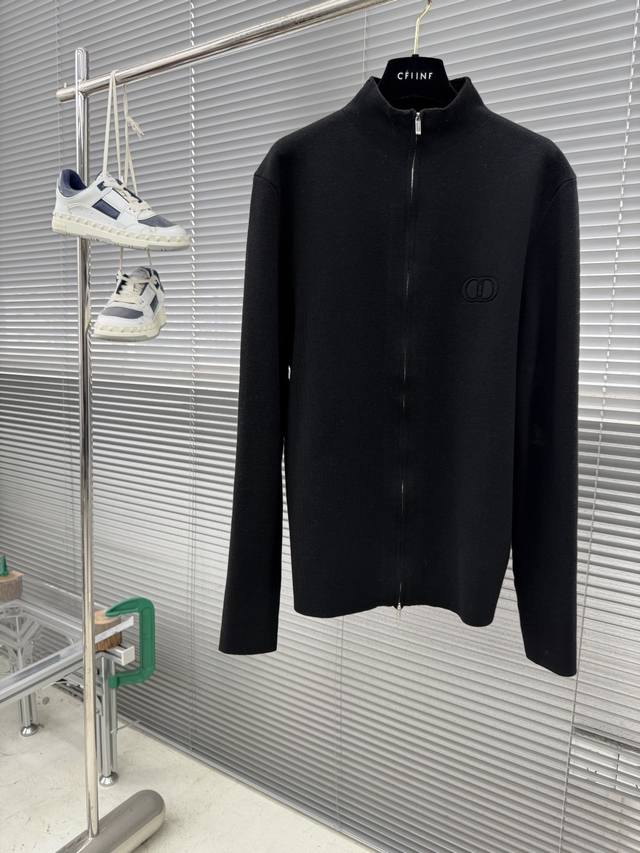 Dio Icon 拉链毛衣外套 定织绒光绵羊毛 纹理细腻 舒适贴肤 深邃之蓝 静谧雅致 高贵而优雅 胸前Cd Icon标识作点缀 简洁且大气 辨识度十足 克制的