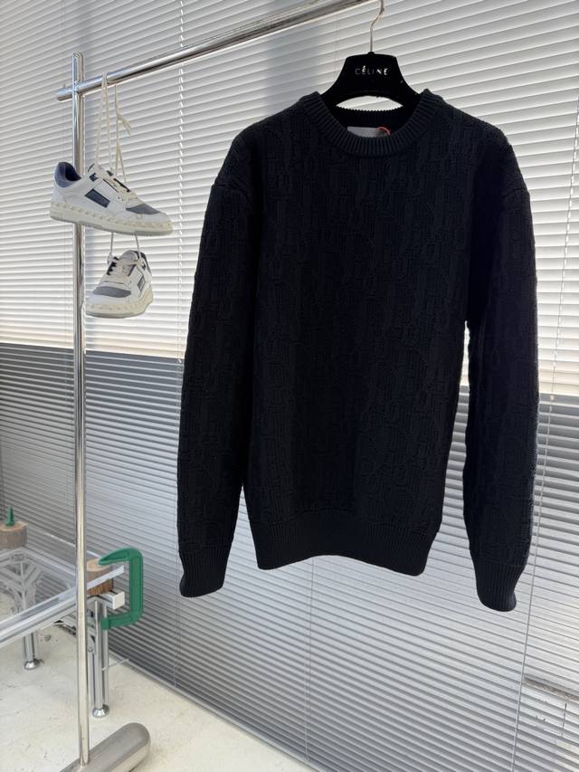 Dio Oblique 满印提花毛衣 定织定染米驼棉纶提花毛料 质感卓越 舒适贴肤 以米驼色为画布 织就时间的肌理 邂逅铺满衣身的Dio Oblique图案 细