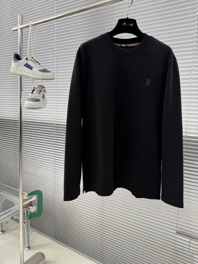 Bbr 25Fw秋冬 圆领刺绣长袖T恤打底衫 元素性的Logo徽章凸显休闲时尚魅力,依然独领时尚风骚.内搭好伴侣 客供高支弹力针织100%液氨空气层面料,平整匀