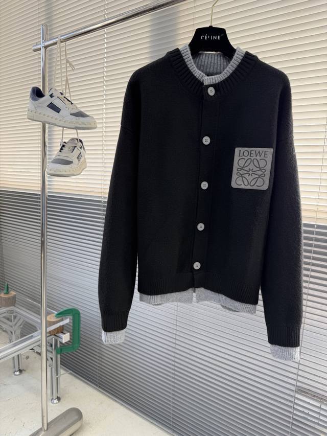 Loew 25Fw新款毛衫毛衣，上身宽松纱线采用细针织法，上身舒适，不挑身材 男女同款，秋冬毛衣，是今年最好看的情侣装，秋冬必备百搭不出错，洋气又时髦，亲爱的们