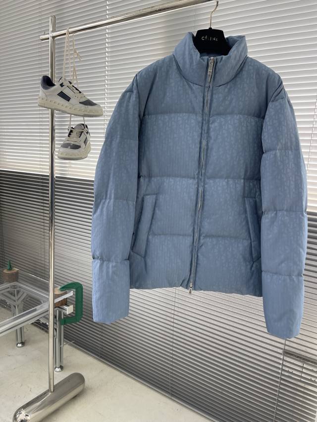 Dio 满印老花立领羽绒外套 订制慢Logo提花面料 1:1开模五金辅料 内里填充新国标90白鸭绒 码数：S M L Xl S码:衣长66胸围111肩宽48袖长