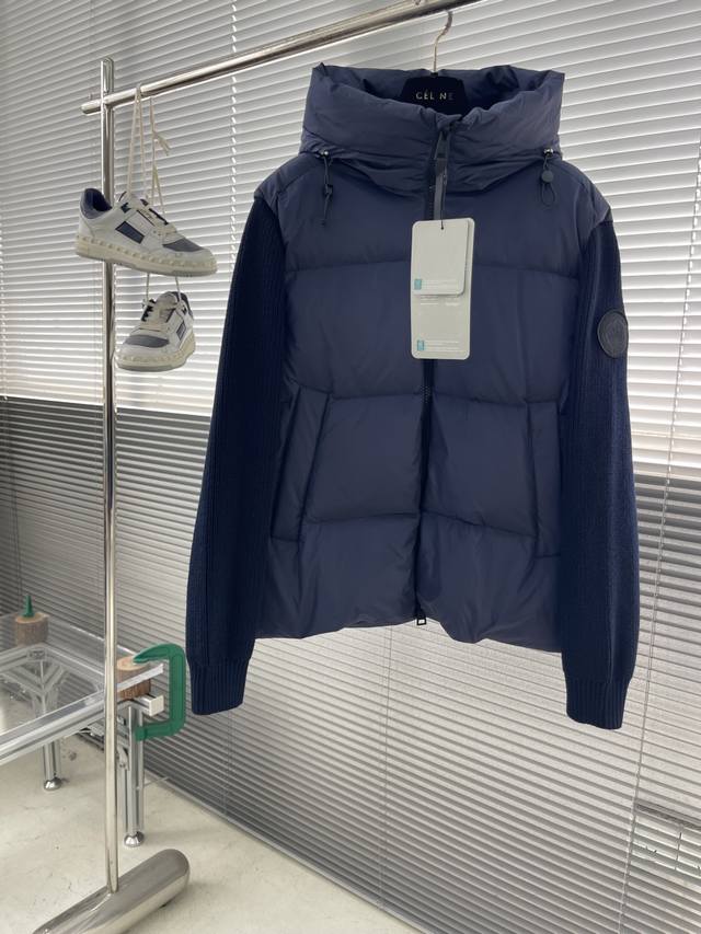 Canada Goose 袖标连帽羽绒服 选用高质量的防护性尼龙面料，不仅增强了表面的耐磨性，同时兼顾防风性，确保了在各种恶劣天气条件下的出色表现。 90国标优