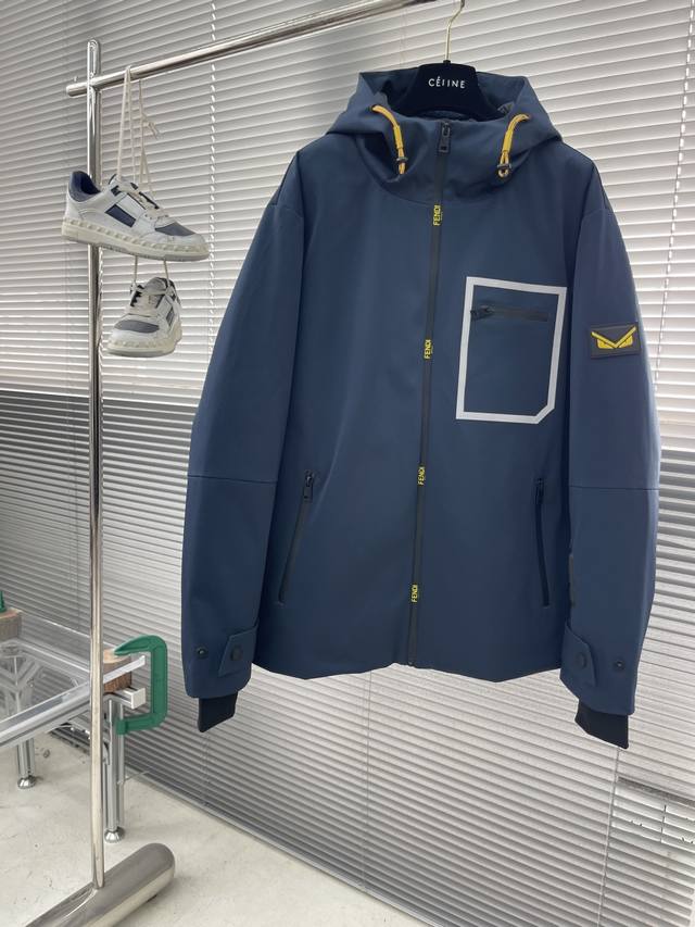 Fend 户外滑雪羽绒系列保暖羽绒服夜光3M标志！对于保暖性和舒适感有着近乎疯狂的追求。 内里填充：采用胸腹之间的鸭绒，柔软无梗，蓬松饱满，保暖性更胜一般羽绒，