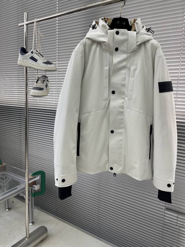 Bbr 全新Tb激光切割Logo户外系列专属标识羽绒服 亮眼的色泽搭配加上精工裁剪的造型让廓型感更为称心如意.本年度重磅首发款.经典耐看的版型达到极致的时尚效果