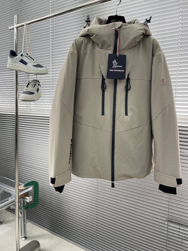 Mon 经典滑雪系列连帽立领款羽绒服 经典的立体剪裁款,更为彰显造型气质,休闲户外型的羽绒服外套,给日常休闲户外活动提供了卓越的功能性与保暖防护.质感与用料都是
