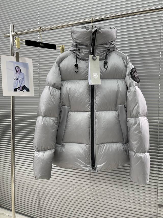 Canada Goose 加拿大鹅 限定新款Crofton面包羽绒服男女情侣款 码数：S-Xxl S嘛胸围124 肩宽47 袖长65 100-120斤 设计理念