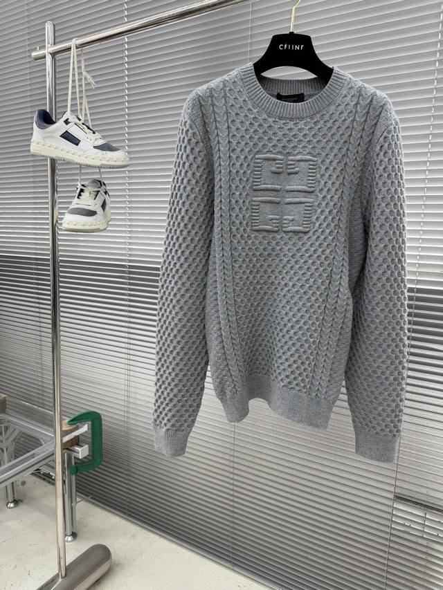 prad 2025Fw秋冬新款 基础款本色提花Logo针织加厚套头毛衣，秋冬必备款 采用90羊毛天丝棉。精致简洁大方Logo点缀设计 没有过多复杂的工艺 玩的就