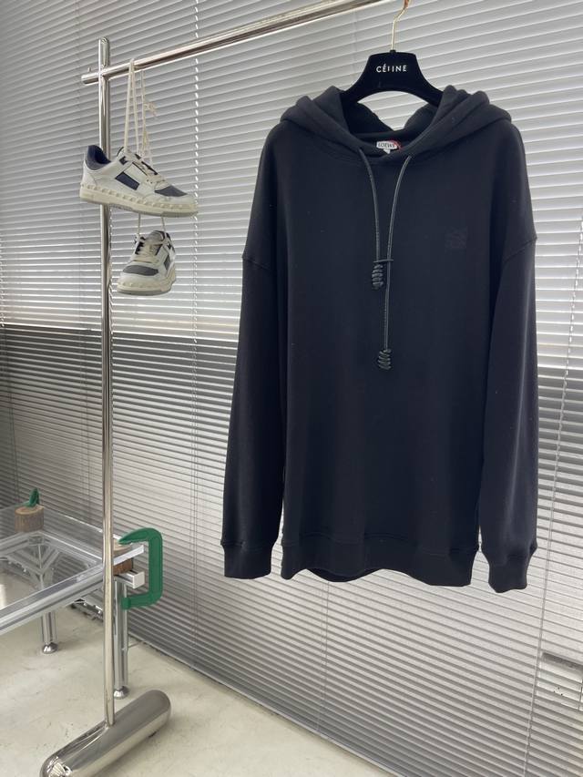 Loew Anagram 皮革刺绣连帽卫衣 定制韵致中克回环棉质绒絮料 触感柔软舒适 挺阔有型 以经典灰调演绎永不过时的优雅 标志性Loew Anagram刺绣