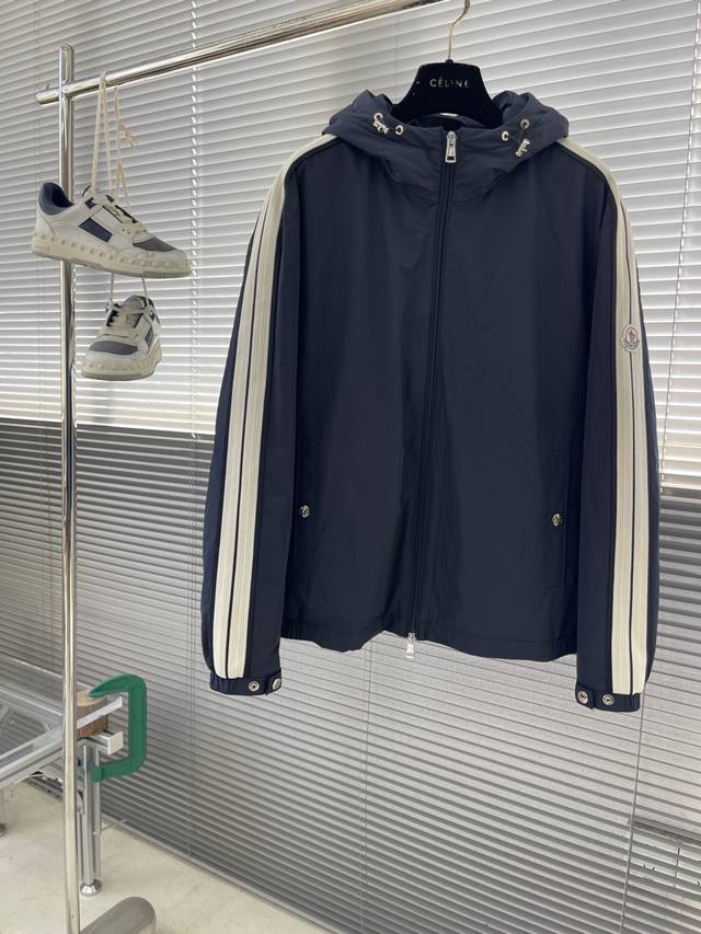 Mon 手臂三色织带连帽轻量羽绒服 全件用全新国标80鹅绒 单件充绒量仅仅只有200克 克重轻蓬松度高 收到货 若没有实拍图这种蓬松感 包运费退货！整件衣服 又