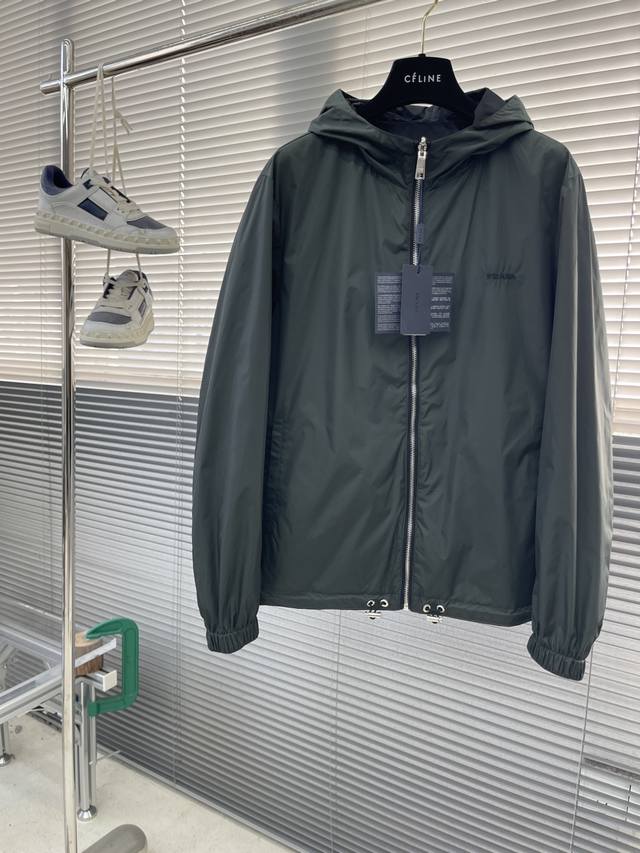 prad 2025秋冬新款连帽夹克外套双面穿着 黑色、绿色双面搭配，绣花Logo与三角珐琅标双面加持，各种场合皆可自由搭配！ 结构性剪裁的设计改变来展现男士多样