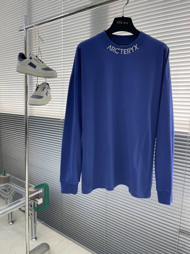 鸟家 2025秋冬新款休闲打底衫，户外品牌可能大家第一想到的就是、。给人一种标签试的感觉！除了在款式设计上颇有造诣之外，最明显或者说最为拿手的，应该就是在面料上