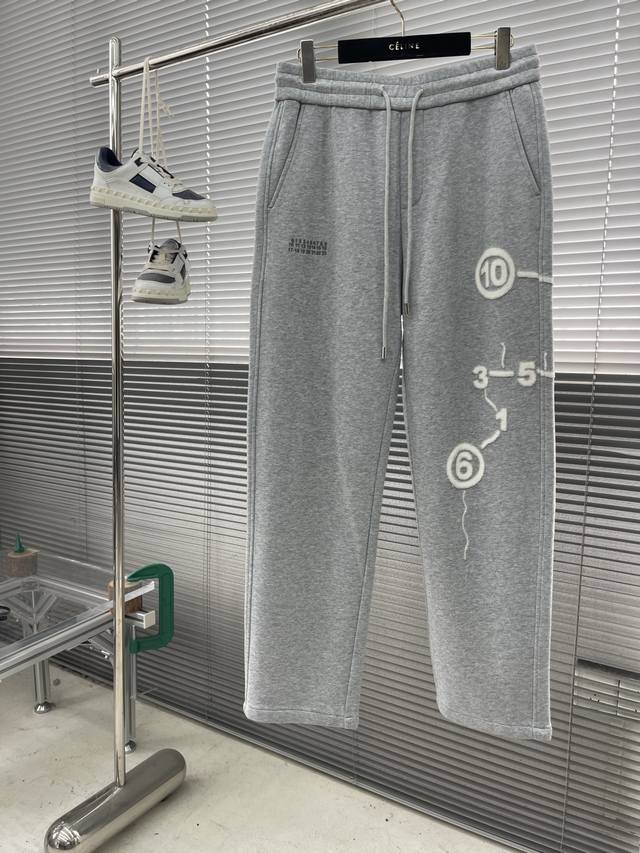 Mm6 马吉拉 秋冬高品质 2025Gw秋冬新款休闲裤 微阔腿版型，不挑身材。独有的设计风格，独家面料，上身柔软舒适。定制腰绳，定制五金！ 码数：M-4Xl