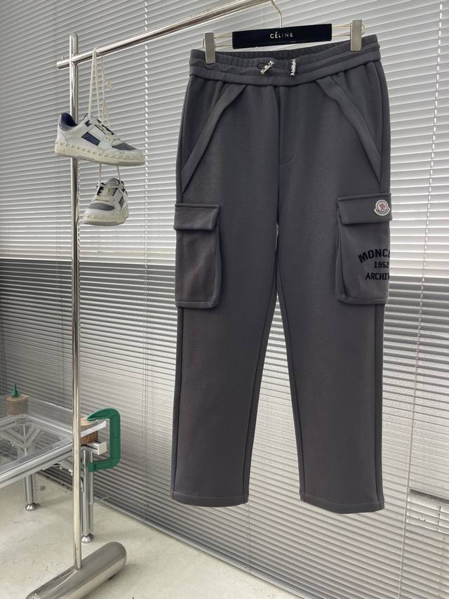 Mon 25Fw新款男士休闲裤 最新款上身版型无敌正！ 绝对可以闭眼收的一款 此款裤子非常百搭，弹力腰围,日常上班 户外运动都可以穿着，是时尚休闲与户外运动的完