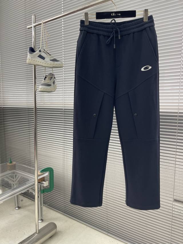 Balenciag 25Fw新款男士休闲裤 最新款上身版型无敌正！ 绝对可以闭眼收的一款 此款裤子非常百搭，弹力腰围,日常上班 户外运动都可以穿着，是时尚休闲与